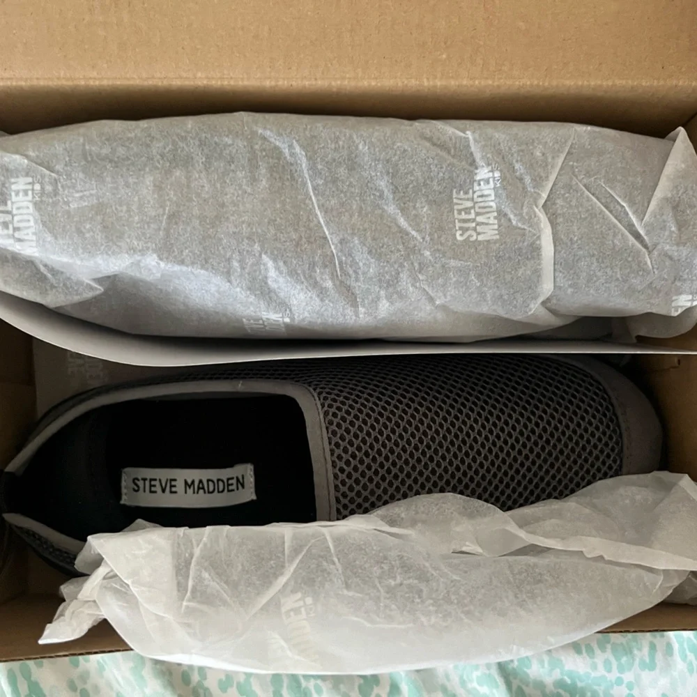 NWB Steve Madden kids water shoes SIZE XL
